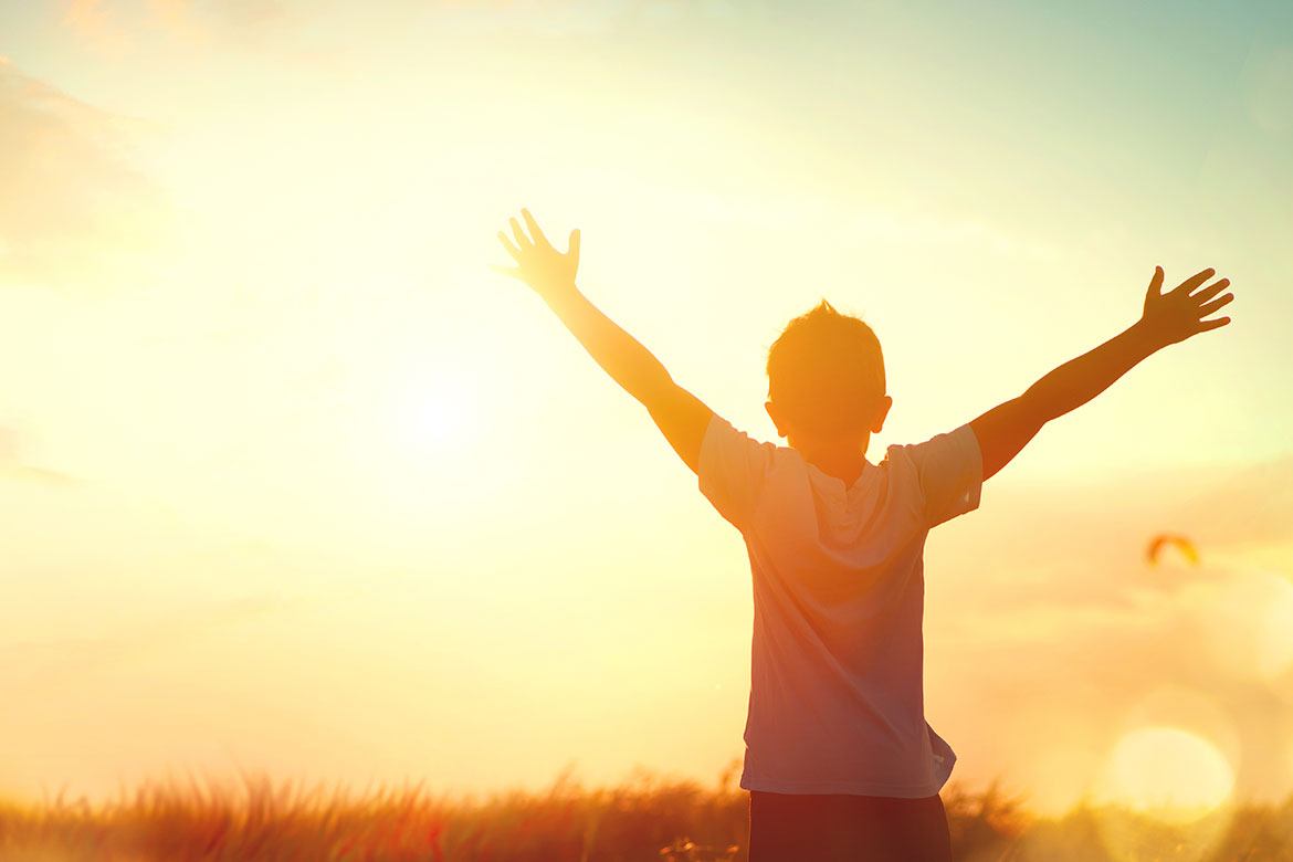فردی که مقابل نور خورشید ایستاده و برای افزایش انرژی و بهبود ریتم شبانه‌روزی از نور طبیعی استفاده می‌کند