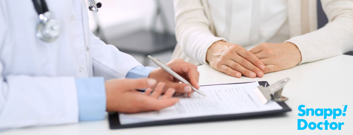 یک پزشک و بیمارش درباره نتایج آزمایش پاپ اسمیر صحبت می کنند